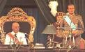 Franco, el dictador sentado y a su izquierda el continuador, el rey Juan Carlos.