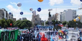 TRABAJADORES – Régimen | Comienzan a llegar multitudes a la Plaza de los dos Congresos.