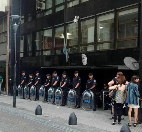 Ante el fallo que ordena la restitución de las autoridades legales en el AFSCA, Mauricio Macri desplegó a la Policía Federal. FOTO: GABRIELA CERRUTI