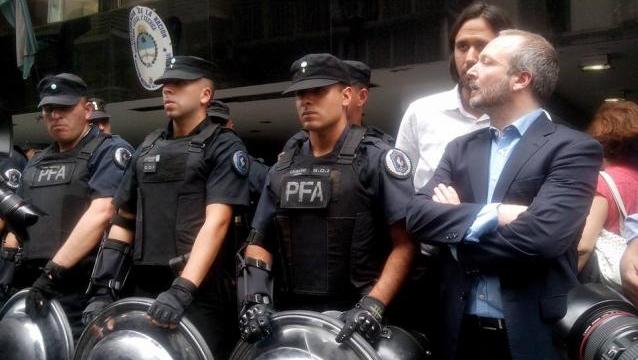 Sabbatella se hizo presente como corresponde en la puerta del AFSCA. La policía macrista no lo dejó entrar. FOTO: DIARIO REGISTRADO.