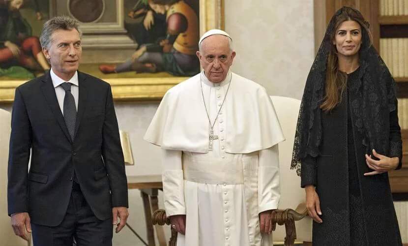 El Jefe de los católicos romanos recibió a Macri y su esposa solo durante 22 minutos incluidos los saludos.