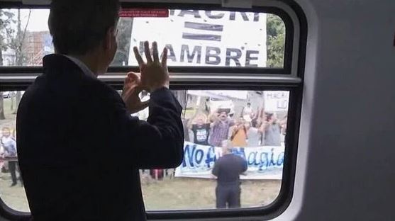 Macri inauguró la electrificación del tren Roca que hizo Cristina Fernández y la gente le recordó que la suya era una política de hambre.