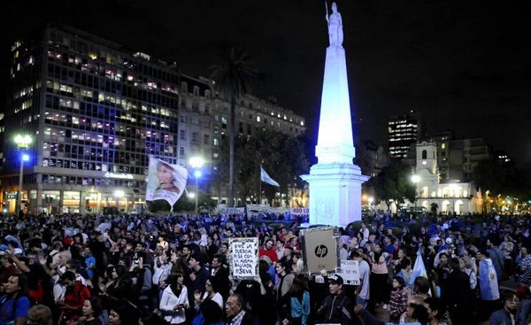 Más de 10.000 personas se convocaron en horas para rechazar las políticas de Macri.