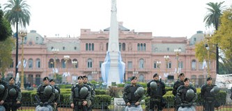 CAOS – Régimen | Macri aumenta 55 % a gendarmes y prefectos. Los quiere vitales para la represión próxima.