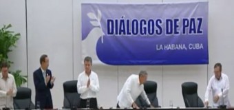 REGIÓN – Colombia | Las FARC y el Presidente Santos firman en La Habana el fin de la guerra civil.