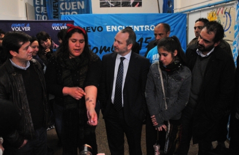 Martín Sabbatella con las víctimas del local agredido por el tirador del PRO.
