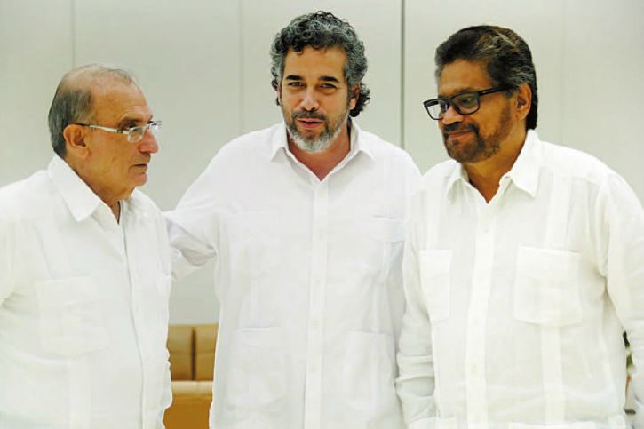 La delegación del Gobierno de Santos firma la paz definitiva con el Comandante Iván Márquez.