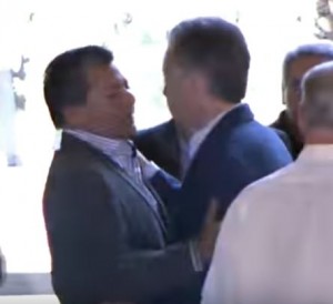 Martínez (UOCRA) abraza a Macri.