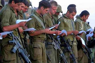 Después de estar tres años en el Ejército simulan ser mochileros y trabajan para el MOSSAD judío.