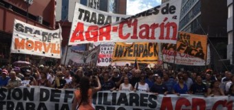 TRABAJADORES –  Censura | Clarín altera su transmisión televisiva para ignorar a sus 380 trabajadores despedidos y reprimidos.