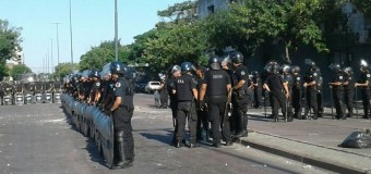 TRABAJADORES – Régimen | Los trabajadores de Clarín resisten en la planta de Pompeya.