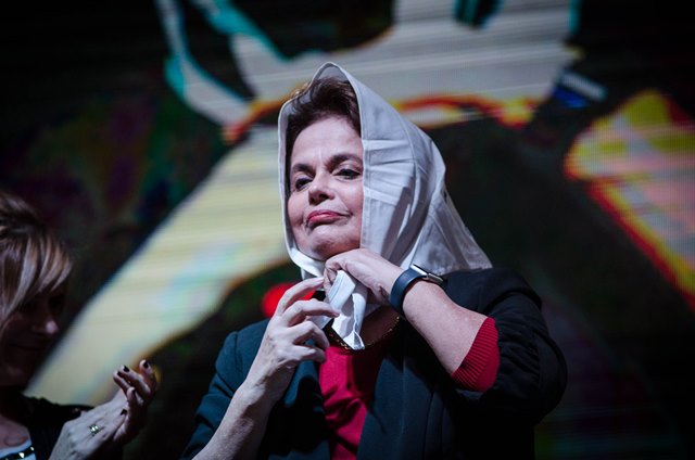 Dilma Rousseff se pone el pañuelo que le dieron las Madres de Plaza de Mayo.