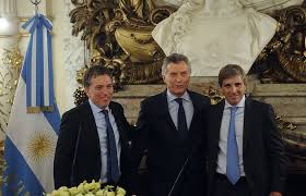 Los responsables del endeudamiento por un siglo. Dujovne, Macri y Caputo.