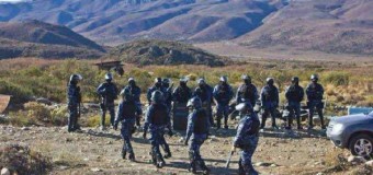 DESAPARECIDO – Régimen | (PARTE VI) El Gobierno invade desmesuradamente a comunidad mapuche, con la excusa de buscar pruebas de Santiago Maldonado.