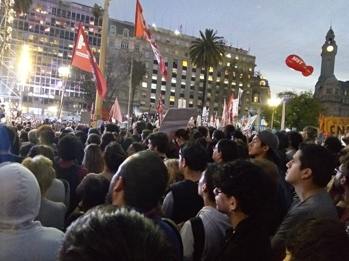 Miles de manifestantes reclamaron por Santiago Maldonado en el primer mes de su desaparición.