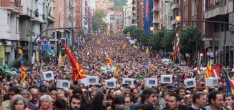 MUNDO – Catalunya | El líder de Podemos pide la renuncia de Rajoy por el desmanejo de la crisis.