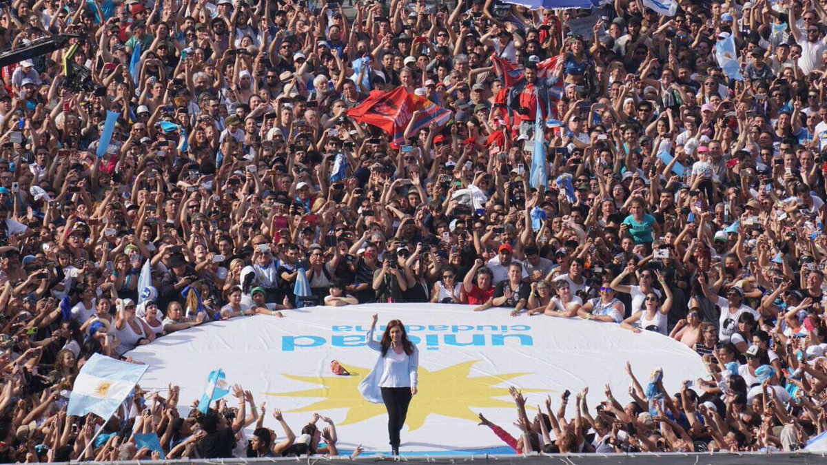 Casi 120 mil personas acompñaron a Cristina Fernández en el cierre de campaña.