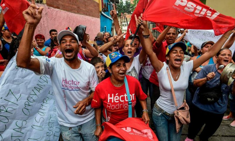 El pueblo celebrando el amplio triunfo del chavismo.