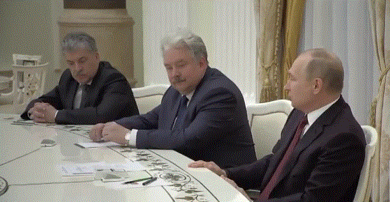 Vladimir Putín junto a sus adversarios tras las elecciones qie ganó contundentemente.