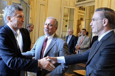 Macri y Pichetto se dan la mano. Observa el hermano de Carlos Menem.