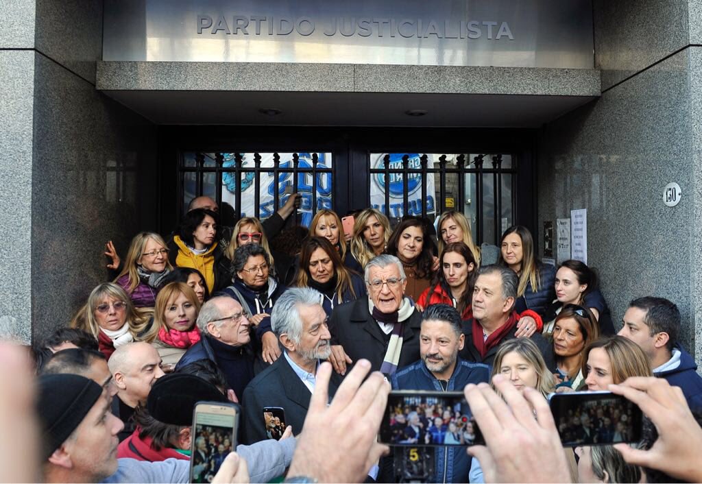 Los dirigentes peronistas en la puerta de la sede. Los macristas se llevaron las llaves.