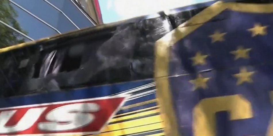 Captura de la agresión al micro de Boca Juniors.