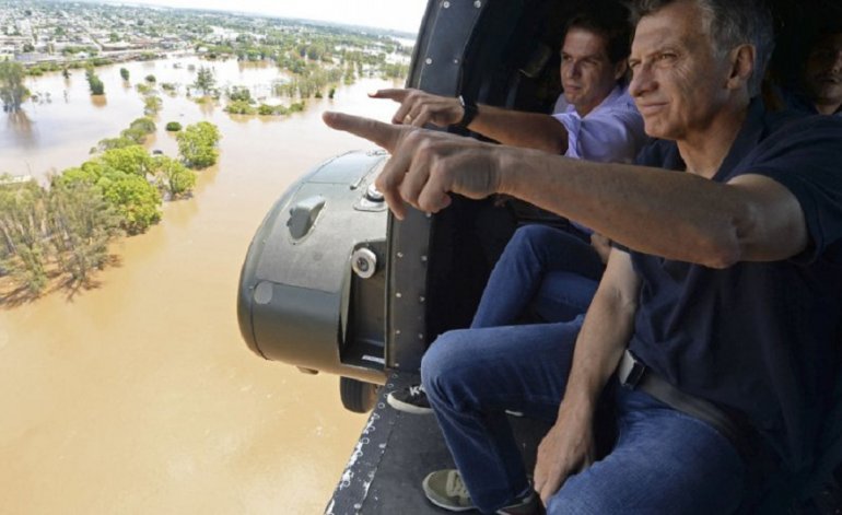 Macri estuvo solo 40 minutos a 300 metros de altura de las inundaciones.