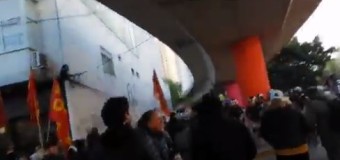 PARO GENERAL – Régimen | Los esbirros de Macri reprimieron brutalmente a trabajadores en el Puente Pueyrredón.