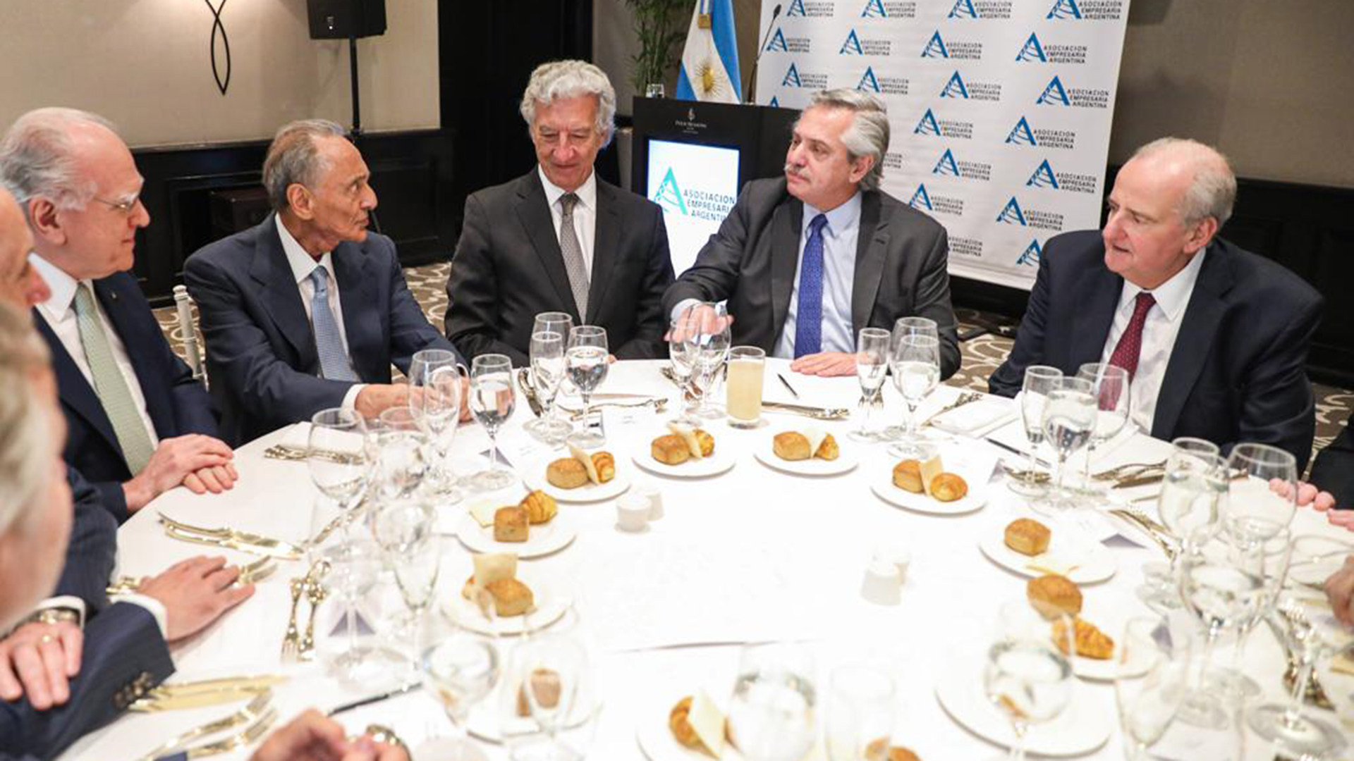 El Presidente Fernández cenando con Héctor Magnetto.