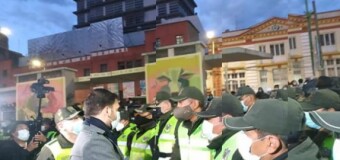 MACRI y EL GOLPE EN BOLIVIA | La Policía Boliviana mostró el arsenal que Mauricio Macri contrabandeó para la dictadura de Yanina Añez.