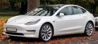 TECNOLOGÍA – Industria Automotriz | Los autos de Tesla tienen videojuegos que distraen al conductor.