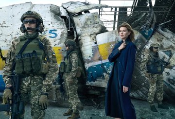 La esposa de Zielinsky posando en medio de soldados en plena guerra.
