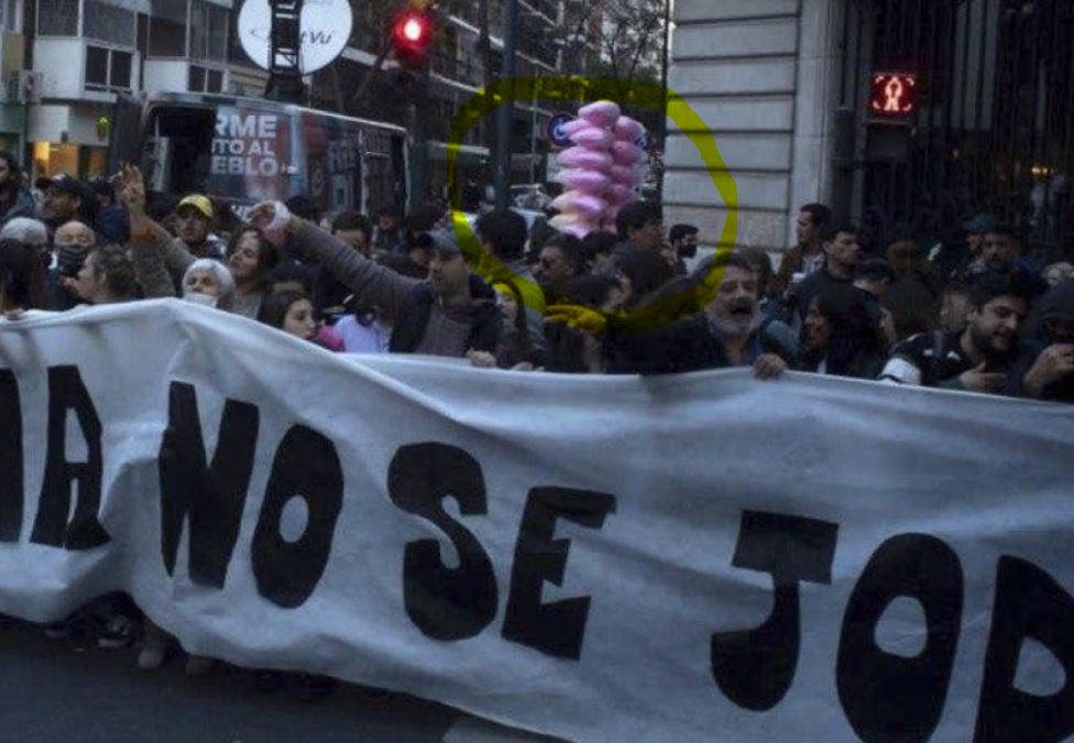 En el fondo de la manifestación en apoyo a Cristina Fernández se ven los copos de algodón con los que hacían inteligencia.