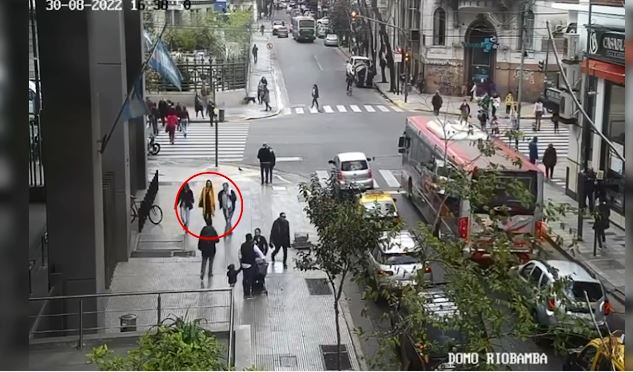Milman camina junto a dos secuaces por la Avenida Rivadavia, saliendo de Casablanca. Los tres habían negado esa reunión.