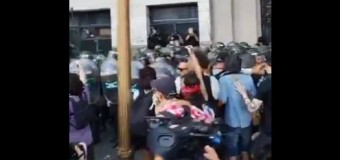 DERECHOS HUMANOS – Plutocracia | Milei reprime pacífica manifestación en el Congreso. ¿Ya empezó la dictadura?