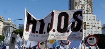 DERECHOS HUMANOS – Plutocracia | Nazis fanáticos de Milei atacaron a militante de Derechos Humanos.