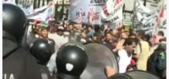 TRABAJADORES – Plutocracia | La dictadura de Milei reprimió con gases y palos a docentes.