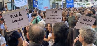 EDUCACIÓN – Política | Una multitud pide por la educación e insulta al régimen de Milei.